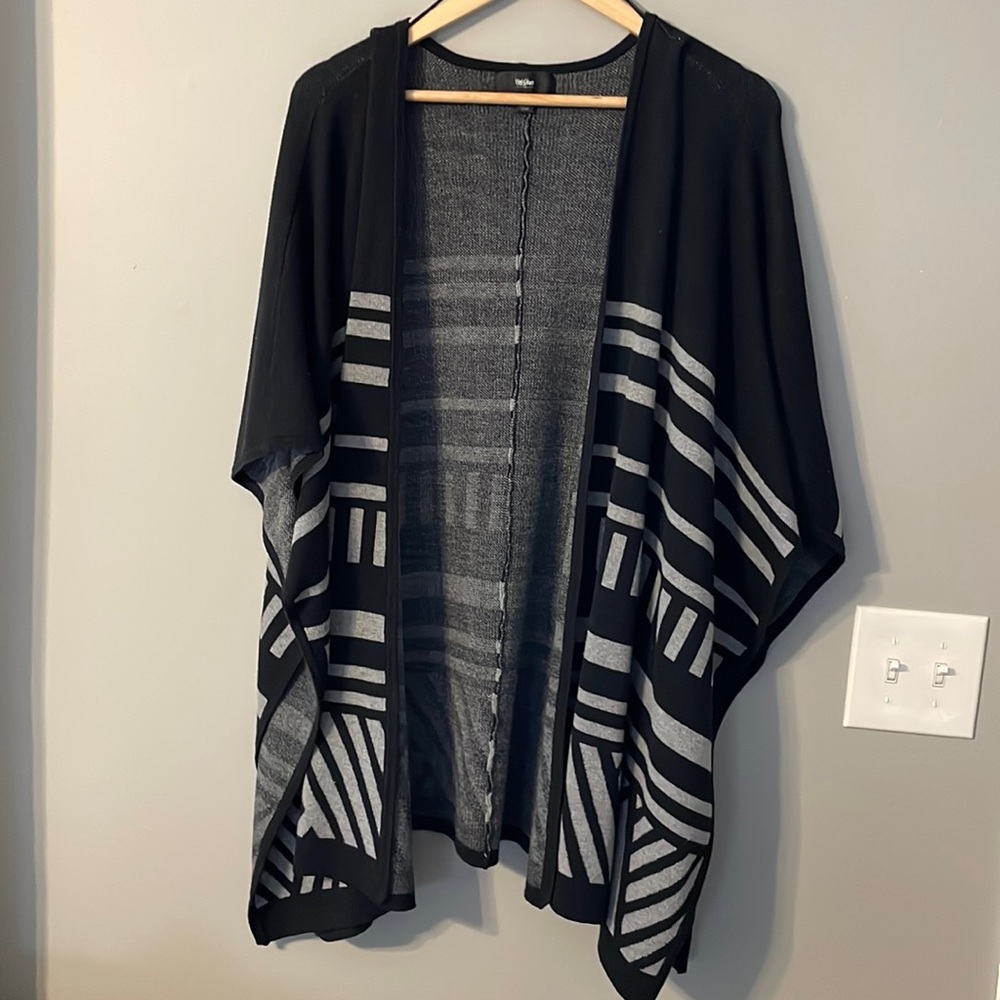 Black/gray Geometric Poncho - Picture 1 of 4